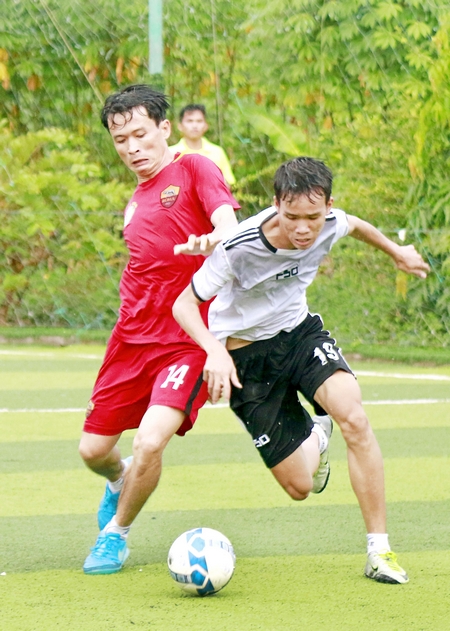 Pha tranh bóng trong trận tranh chung kết, Đồng Tiến FC (áo đỏ) thắng Cầu Vồng Khuyết 7-2