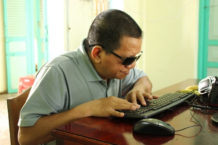 Ở tuổi 61, chú Nguyễn Văn Khải vẫn rất mê học.