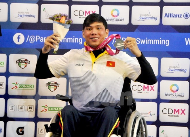 Võ Thanh Tùng nhận huy chương bạc cự ly 50m tự do S5. (Ảnh: Việt Hùng/Vietnam+)