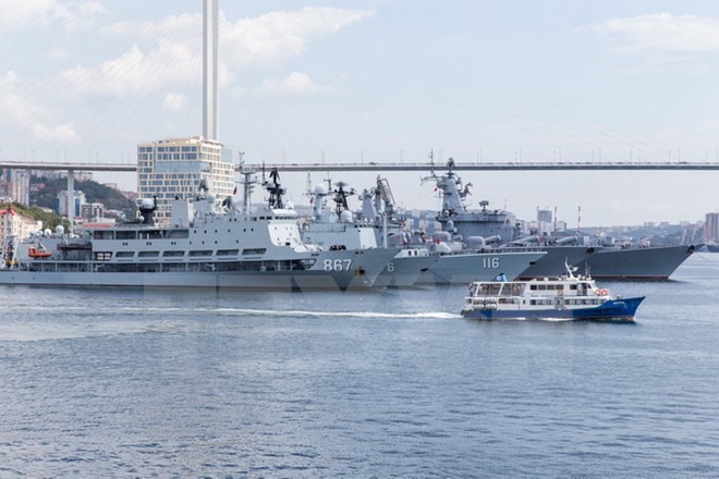 Tàu của hải quân Trung Quốc cập cảng Vladivostok, tham gia cuộc tập trận với Nga ngày 18/9. (Nguồn: THX/TTXVN)
