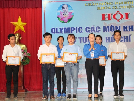 Phó Bí thư Tỉnh Đoàn Vĩnh Long- Nguyễn Thụy Yến Phương trao giải cho các đội xuất sắc