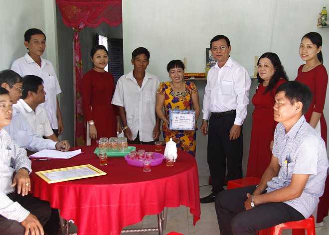 Ông Huỳnh Vĩnh Phúc- Chánh Văn phòng Công ty Điện lực tặng quà và trao nhà cho ông Nguyễn Văn Nò, 52 tuổi ở xã Thạnh Quới, huyện Long Hồ.