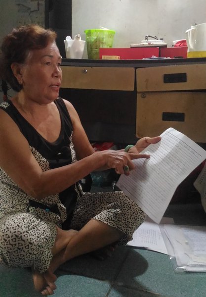 Cô Phan Thị Rớt cùng giấy tờ tham gia hụi của bà Nguyễn  Thị Chính.