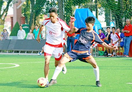 Bóng đá phong trào ở Vĩnh Long hiện nay đang phát triển tốt và nhiều đội đã làm quen với loại bóng không nẩy (bóng 2030).
