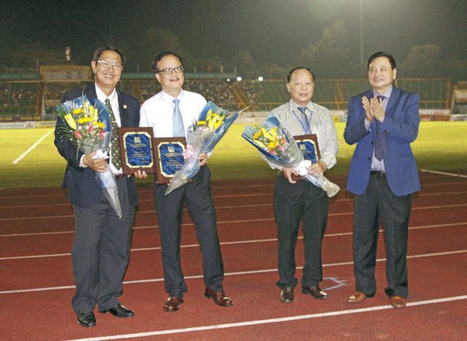 Ông Nguyễn Công Khế- Chủ tịch HĐQT kiêm Tổng Giám đốc Công ty CPTĐ Truyền thông Thanh Niên- Trưởng BTC giải (bìa phải) trao kỷ niệm chương cho nhà tài trợ và BTC địa phương Cần Thơ tại lễ khai mạc.