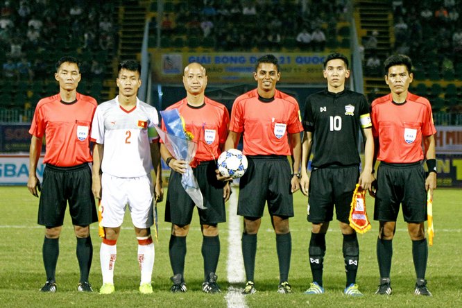  Ngay sau lễ khai mạc, tổ trọng tài điều hành trận đấu giữa U21 Việt Nam gặp U21 Thái Lan.