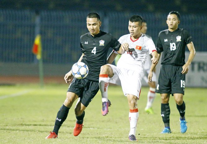 Pha tranh bóng trong trận U21 Thái Lan (áo đen) thắng U21 Việt Nam 1-0.
