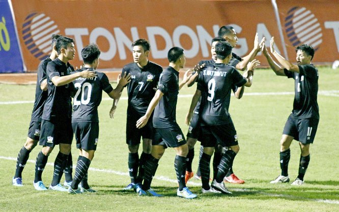 Niềm vui chiến thắng của các cầu thủ U21 Thái Lan (áo đen) trước U21 Việt Nam.