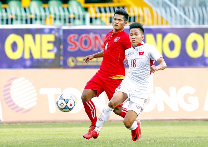 Pha tranh bóng trong trận đấu U19 Việt  Nam (áo trắng) hoà U21 Myanmar 1-1.