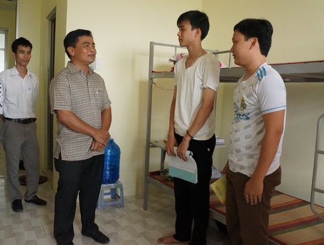 Ông Võ Văn Tám- Phó Giám đốc Sở Lao động- Thương binh và Xã hội thăm hỏi chuyện học tập của học viên XKLĐ sang Nhật Bản.