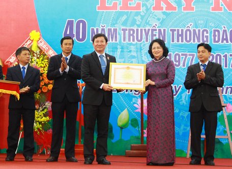 Phó chủ tịch nước- Đặng Thị Ngọc Thịnh trao bằng khen của thủ tướng chính phủ cho lãnh đạo trường.
