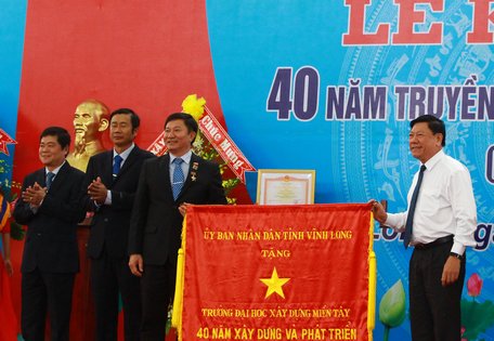 Bí thư Tỉnh ủy Vĩnh Long Trần Văn Rón trao bức trướng của tỉnh Vĩnh Long cho Trường ĐH Xây dựng Miền Tây.