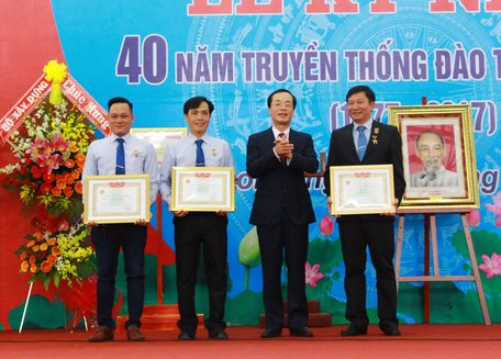Bộ trưởng Bộ Xây dựng Phạm Hồng Hà trao bằng khen của Bộ Xây dựng cho các cá nhân của trường.