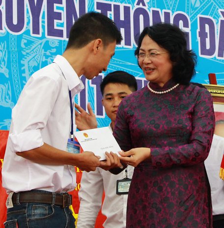 Dịp này, bà Đặng Thị Ngọc Thịnh trao 40 suất học bổng cho sinh viên vượt khó, học tốt.