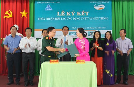 Bà Nguyễn Thị Quyên Thanh- Tỉnh ủy viên, Giám đốc Sở GD- ĐT và Giám đốc Viettel Vĩnh Long Trần Quốc Bằng ký kết thỏa thuận hợp tác.