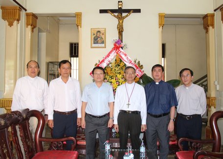 Thượng tá Nguyễn Thanh Bình (thứ 3 từ trái sang)- Phó Giám đốc Công an tỉnh- chụp ảnh cùng đại diện đồng bào Công giáo trên địa bàn.