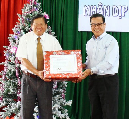 Đại diện đồng bào tôn giáo tặng quà cho Uỷ ban MTTQ Việt Nam tỉnh Vĩnh Long.