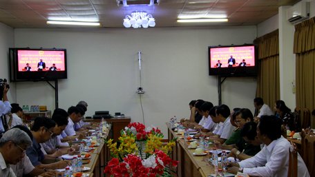 Ủy viên BCH Trung ương Đảng, Bí thư Tỉnh ủy- Trần Văn Rón chủ trì hội nghị tại đầu cầu Vĩnh Long.