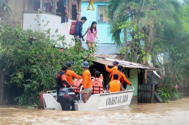 Các đội cứu nạn làm việc trong cơn lũ do bão Tembin ở Philippines - Ảnh: Reuters