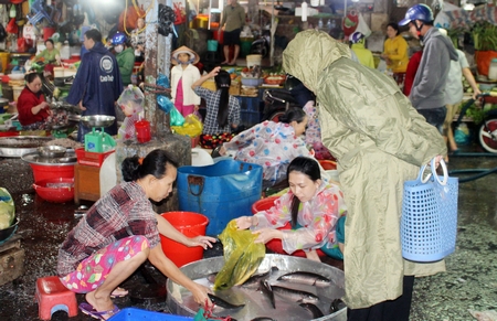 Nhiều người tranh thủ đi chợ trước giờ chợ nghỉ bán. 