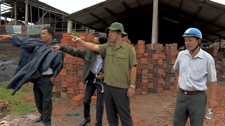 Ủy viên Thường vụ Tỉnh ủy, Phó Chủ tịch UBND tỉnh- Lữ Quang Ngời (đứng thứ hai từ phải qua) kiểm tra việc ứng phó bão tại huyện Mang Thít.
