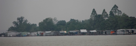 Lồng bè thủy sản ở các cù lao của huyện Long Hồ vẫn an toàn sau ảnh hưởng của bão Tembin.