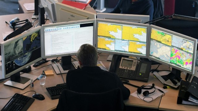 Ở văn phòng trung tâm dự báo thời tiết Pháp ở Toulouse, mỗi nhân viên phải làm việc với ít nhất 4 máy tính - Ảnh: AFP