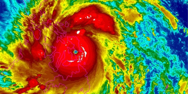 Nhiều trận bão đổi hướng và đổi cấp độ do ảnh hưởng của nước từ đại dương - Ảnh: REUTERS