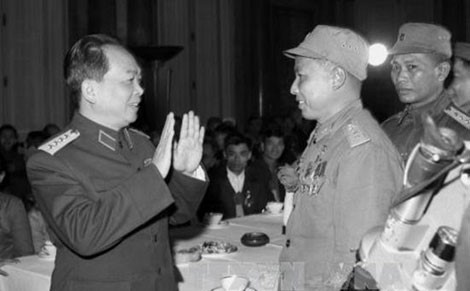 Đại tướng Võ Nguyên Giáp hỏi chuyện Anh hùng Lâm Văn Lích tại Đại hội Anh hùng, chiến sỹ thi đua toàn quốc đầu năm 1967.