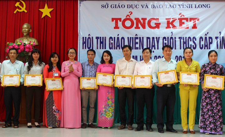 Bà Nguyễn Thị Quyên Thanh- Giám đốc Sở GD- ĐT trao bằng khen cho giáo viên đạt thành tích xuất sắc trong hội thi.