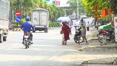 Người phụ nữ có dấu hiệu mắc bệnh tâm thần thường xuyên đi ngoài đường ở khu vực Phường 4 (TP Vĩnh Long) với trang phục cô dâu.