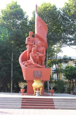 Tượng đài Chiến thắng Mậu Thân của họa sĩ Hứa Văn Chiến tại Sân bay Vĩnh Long (cũ). Ảnh: Trảng- Thúy