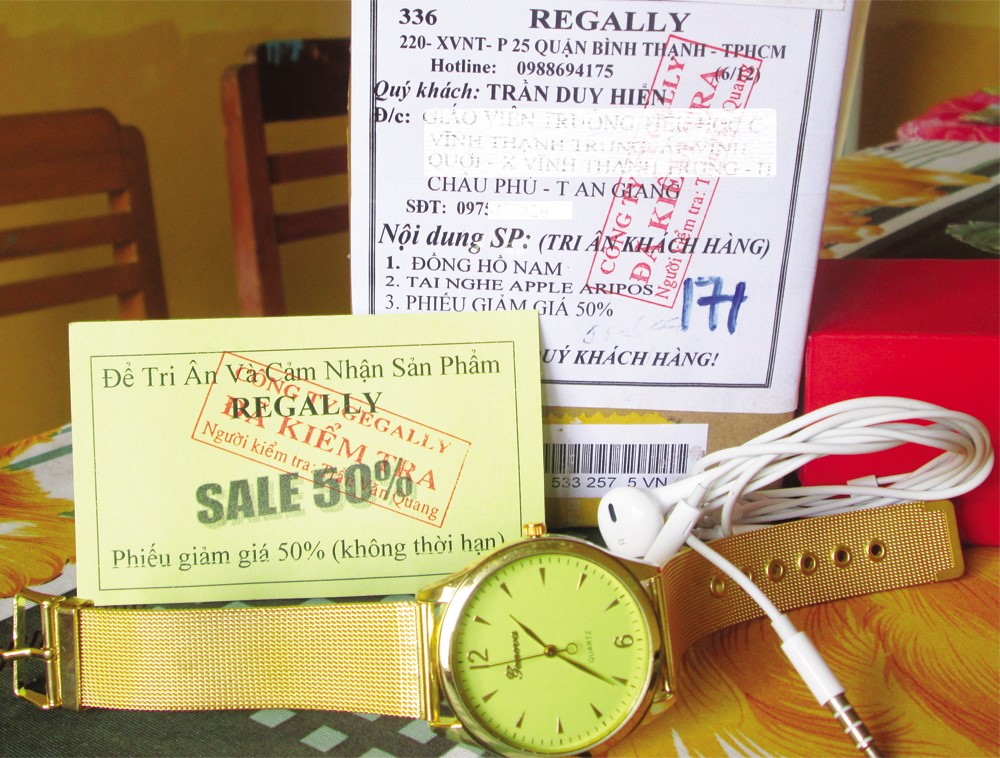Chiếc đồng hồ và tai nghe trị giá đến 2,5 triệu đồng do công ty Regally gửi cho ông Hiển
