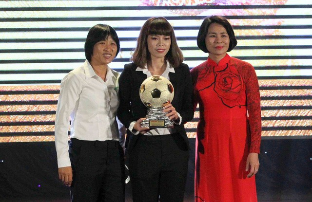 Kiều Trinh (đội nữ TPHCM - giữa) giành QBV nữ