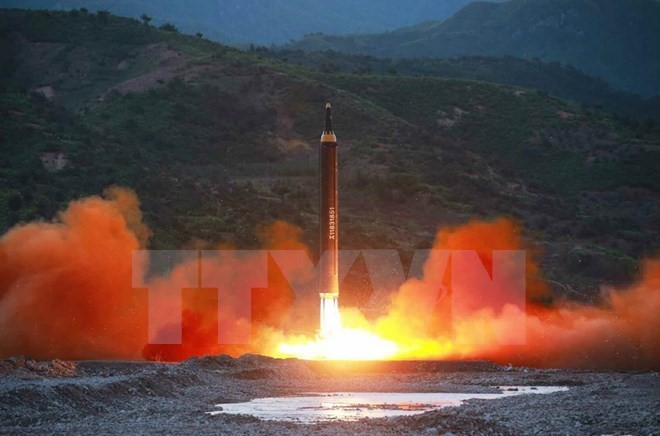 Một vụ phóng tên lửa đạn đạo tầm Hwasong-12 của Triều Tiên. (Nguồn: Yonhap/TTXVN)