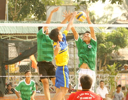 Pha tranh bóng trong trận chung kết giữa đội Long Mỹ (Mang Thít, áo vàng) thắng đội Tường Lộc (Tam Bình) 2-0, giành chức vô địch mùa giải 2014.