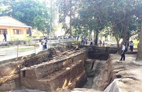 Một trong 2 hố được khai quật tại chùa Linh Sơn. Ảnh: NHUNG NGUYỄN