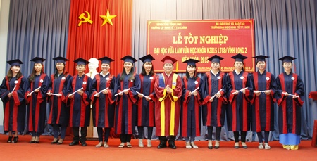 Sinh viên có kết quả tốt nghiệp cao được khen thưởng trong buổi lễ.