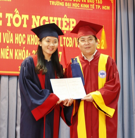PGS.TS. Nguyễn Hữu Huy Nhựt- Phó Hiệu trưởng Trường ĐH Kinh tế TP Hồ Chí Minh trao bằng tốt nghiệp cho các tân cử nhân.