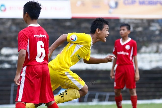 Nếu tập hợp lại, các cầu thủ trẻ Hải Dương (áo vàng) có thể tạo nên một đội hình tuyển thủ quốc gia. (Ảnh: Minh Chiến/Vietnam+)
