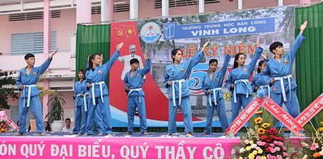Các cựu học sinh biểu diễn tiết mục võ Vovinam trong lễ kỷ niệm 25 năm thành lập Trường.
