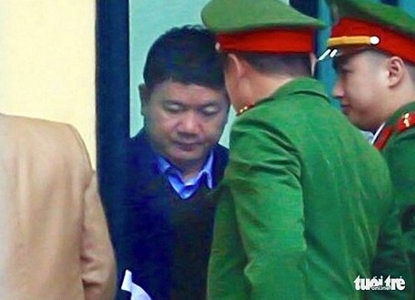 Ông Đinh La Thăng được dẫn giải đến tòa - Ảnh: Nguyễn Khánh/Tuổi trẻ