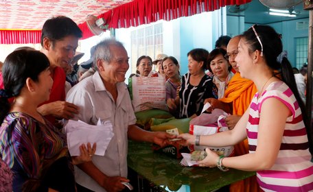  Đoàn từ thiện Bà Bảy Thanh Long trao quà cho các nạn nhân chất độc da cam