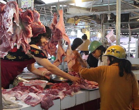 Giá thịt heo tại các chợ đã tăng nhẹ, nhiều người dự đoán sẽ tiếp tục tăng trong dịp Tết tới.