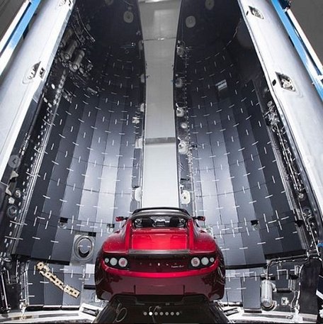  Chiếc xe điện Tesla Roadster màu đỏ nằm gọn bên trong tên lửaFalcon Heavy sẽ được đưa lên quỹ đạo sao hỏa. Đây là lần đầu tiên một chiếc xe hơi được đưa lên sao hỏa. Ảnh: Space X