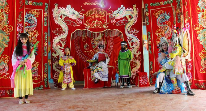 Chương trình biểu diễn hát bội tại Khu du lịch Vinh Sang (xã An Bình- Long Hồ) thu hút du khách trong và ngoài nước.