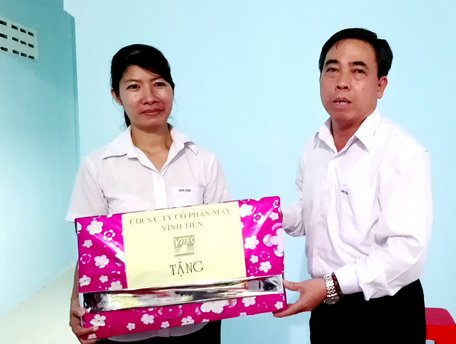 Ông Nguyễn Xuân Nam- Chủ tịch CĐCS Công ty CP May Vĩnh Tiến- tặng quà cho chị Trinh trong ngày bàn giao nhà mới.