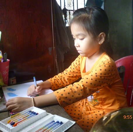 Bé Đỗ Hoàng Kim vẫn ngồi viết, vẽ suốt ngày vì nhớ trường nhớ lớp.