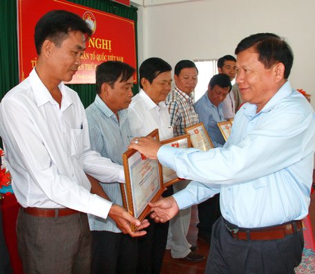  Ông Lê Quang Đạo- Ủy viên Thường vụ Tỉnh ủy, Chủ tịch Ủy ban MTTQVN tỉnh tặng bằng khen cho các tập thể và cá nhân có thành tích nổi bật năm 2017. 