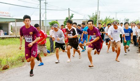 Các VĐV thi đấu nội dung chạy việt dã Đại hội TDTT 2017 xã Đông Bình (Bình Tân). 